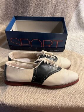 Areosole Two-Tone Women's Saddle Oxfords in Cream and Black